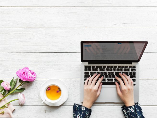 Lady with hands resting on the laptop keys | Kelly Chandler Consulting