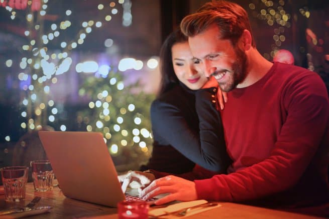 Couple looking at laptop | Kelly Chandler Consulting