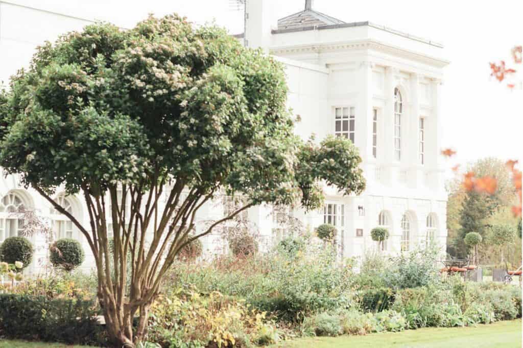 Stately home wedding venue exterior photo
