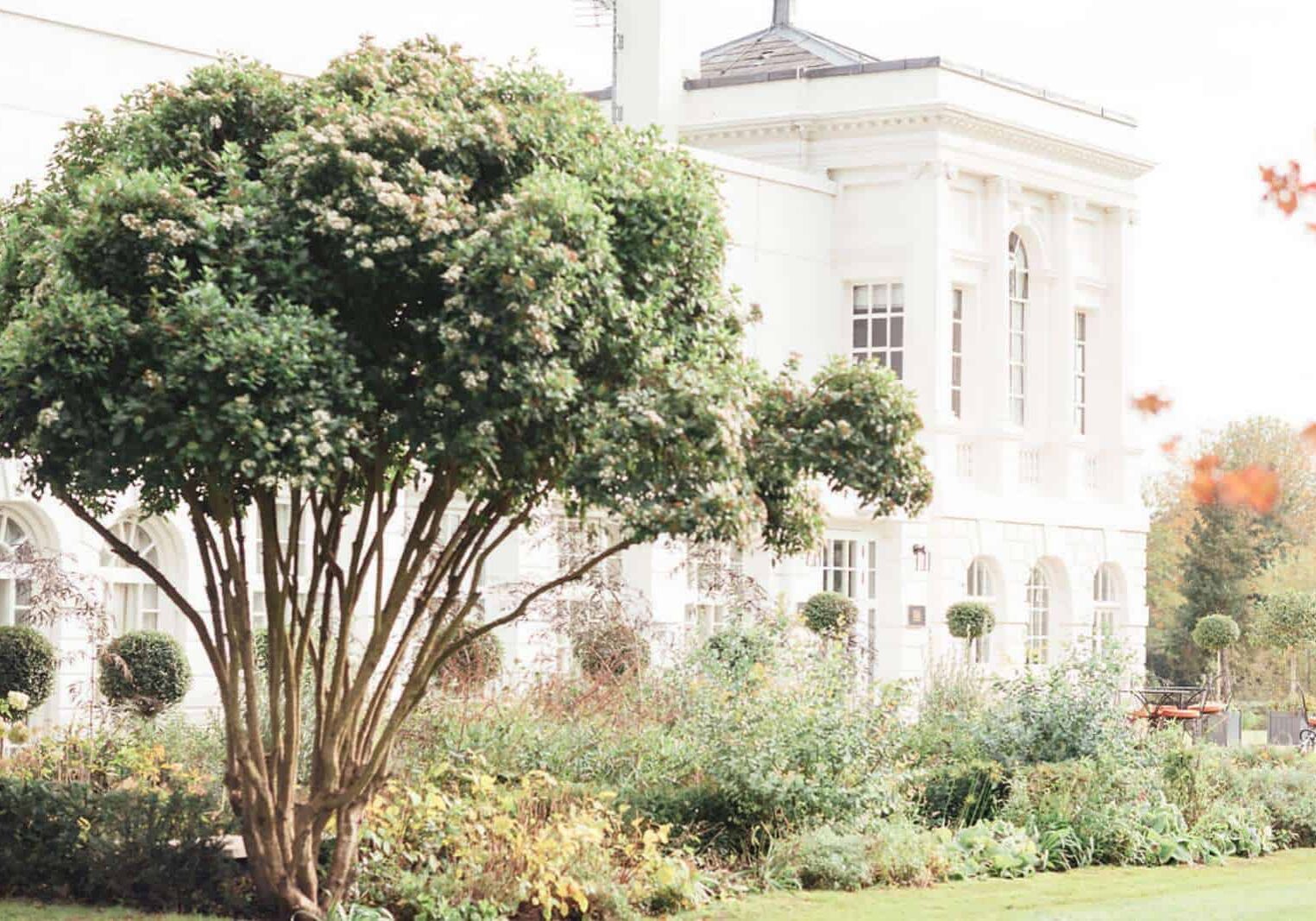 Stately home wedding venue exterior photo